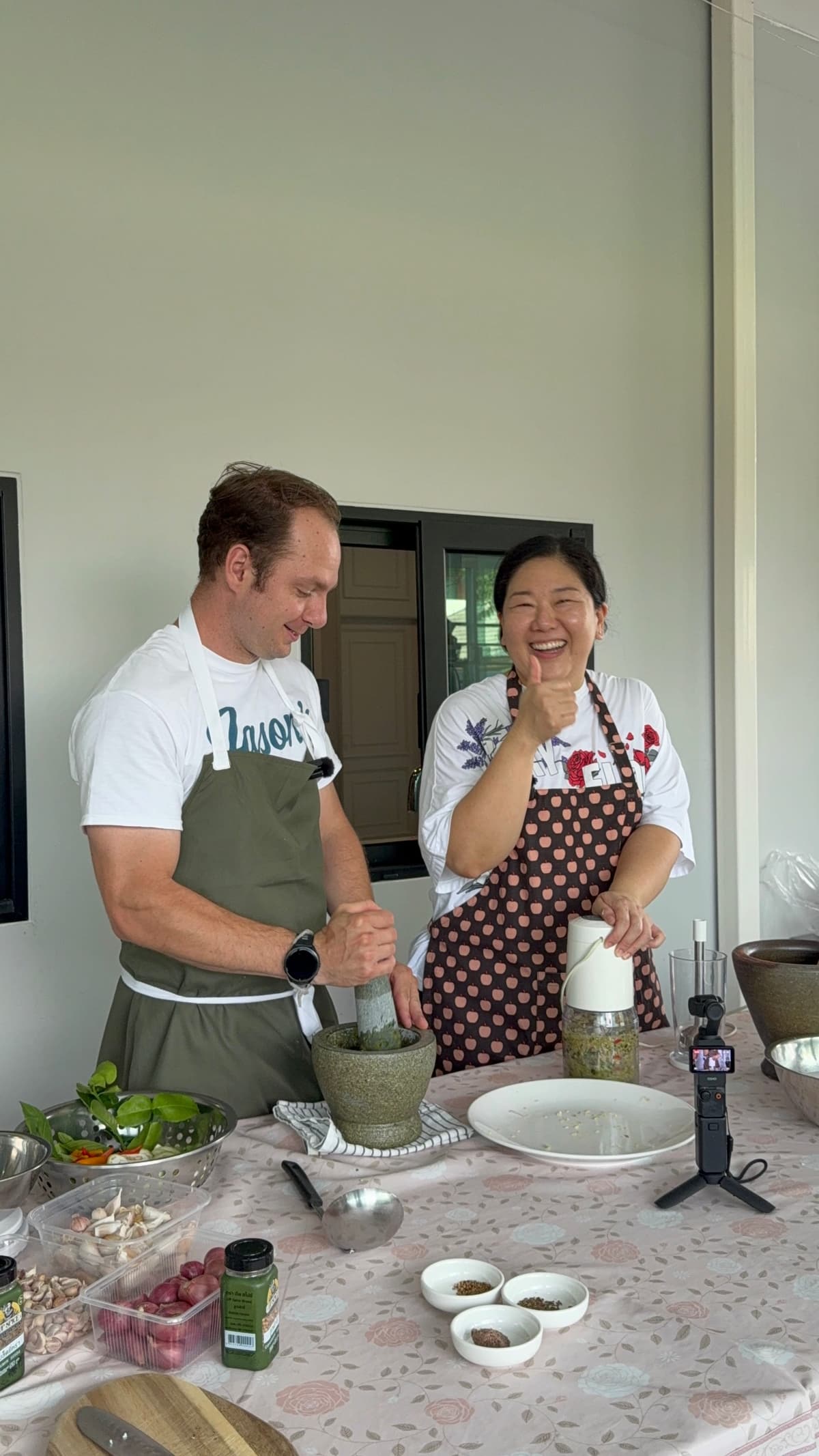 Jason and Apple making pad thai in Bangkok